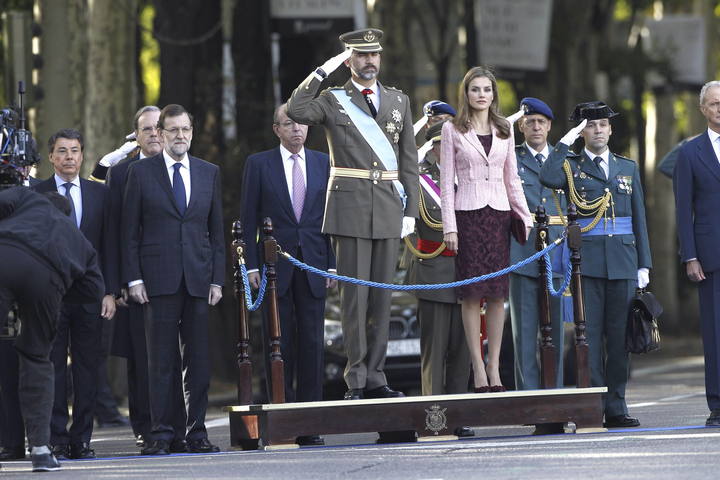 El príncipe preside por primera vez el desfile militar del 12 de octubre ante la ausencia del rey