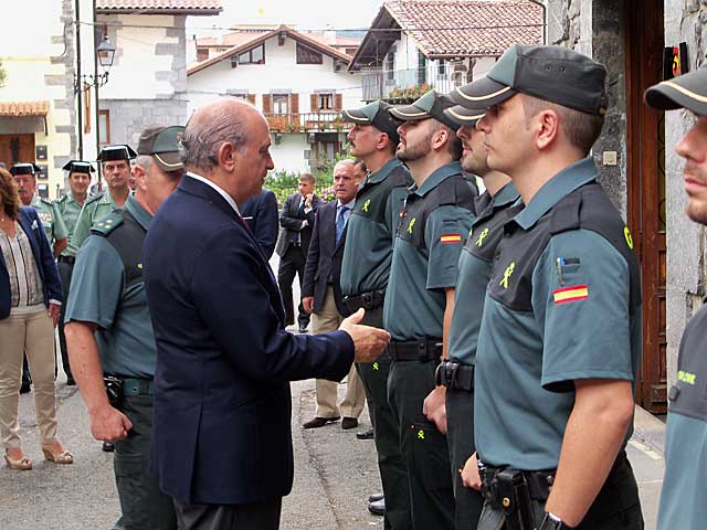 El ministro del Interior apoya en Leitza a la Guardia Civil y Bildu protesta por la visita