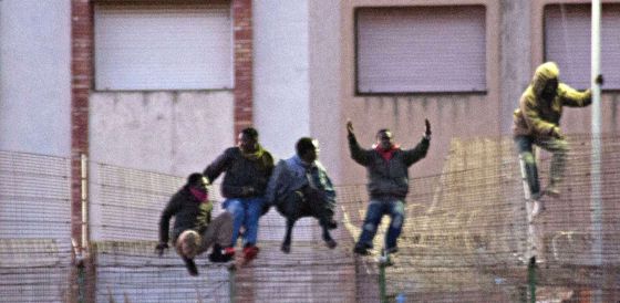 Los guardias exigen normas claras para frenar los saltos de inmigrantes en Melilla
