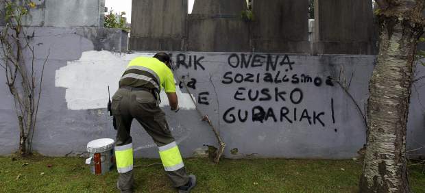 Dos años del cese definitivo de la violencia: ni ETA se desarma ni el Gobierno mueve ficha